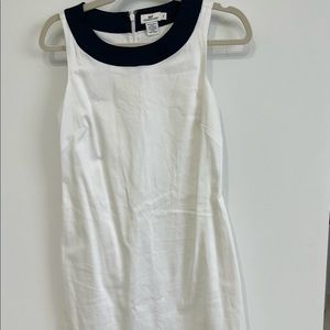 White vineyard vines dress with navy trim
